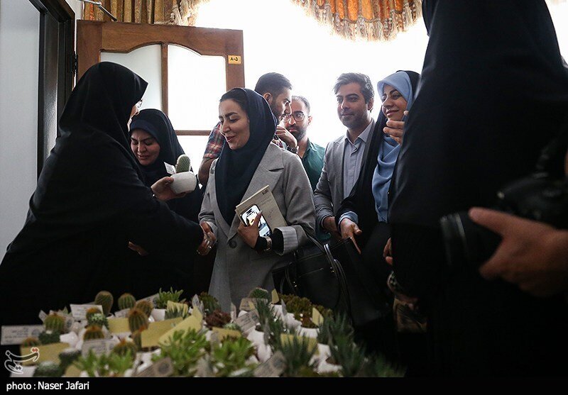 انتقاد خبرنگاران از هدیه عجیب سخنگوی دولت به مناسبت روز خبرنگار+ عمس انتقاد خبرنگاران از هدیه عجیب سخنگوی دولت به مناسبت روز خبرنگار+ عکس