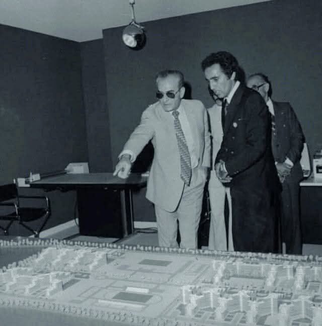 عکس/ بازدید محمدرضا شاه از ماکت شهرک اکباتان ۶۵ سال پیش