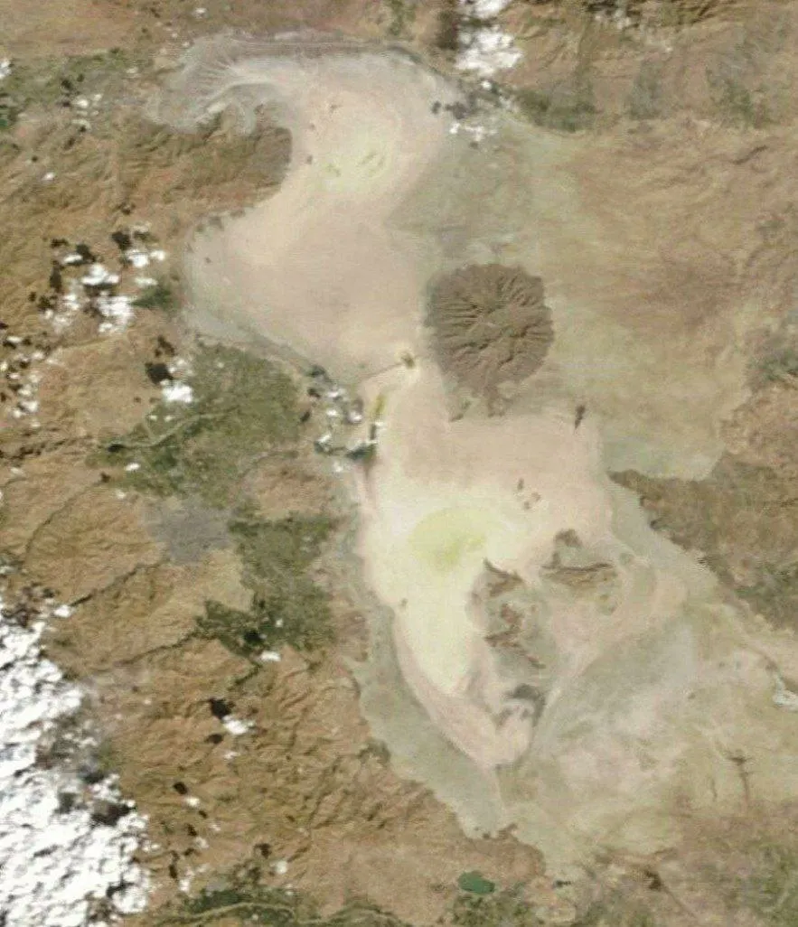 تصویر ماهواره ای ناسا از دریاچه ارومیه ناسا تصویر مرگ دریاچه ارومیه را منتشر کرد (عکس)