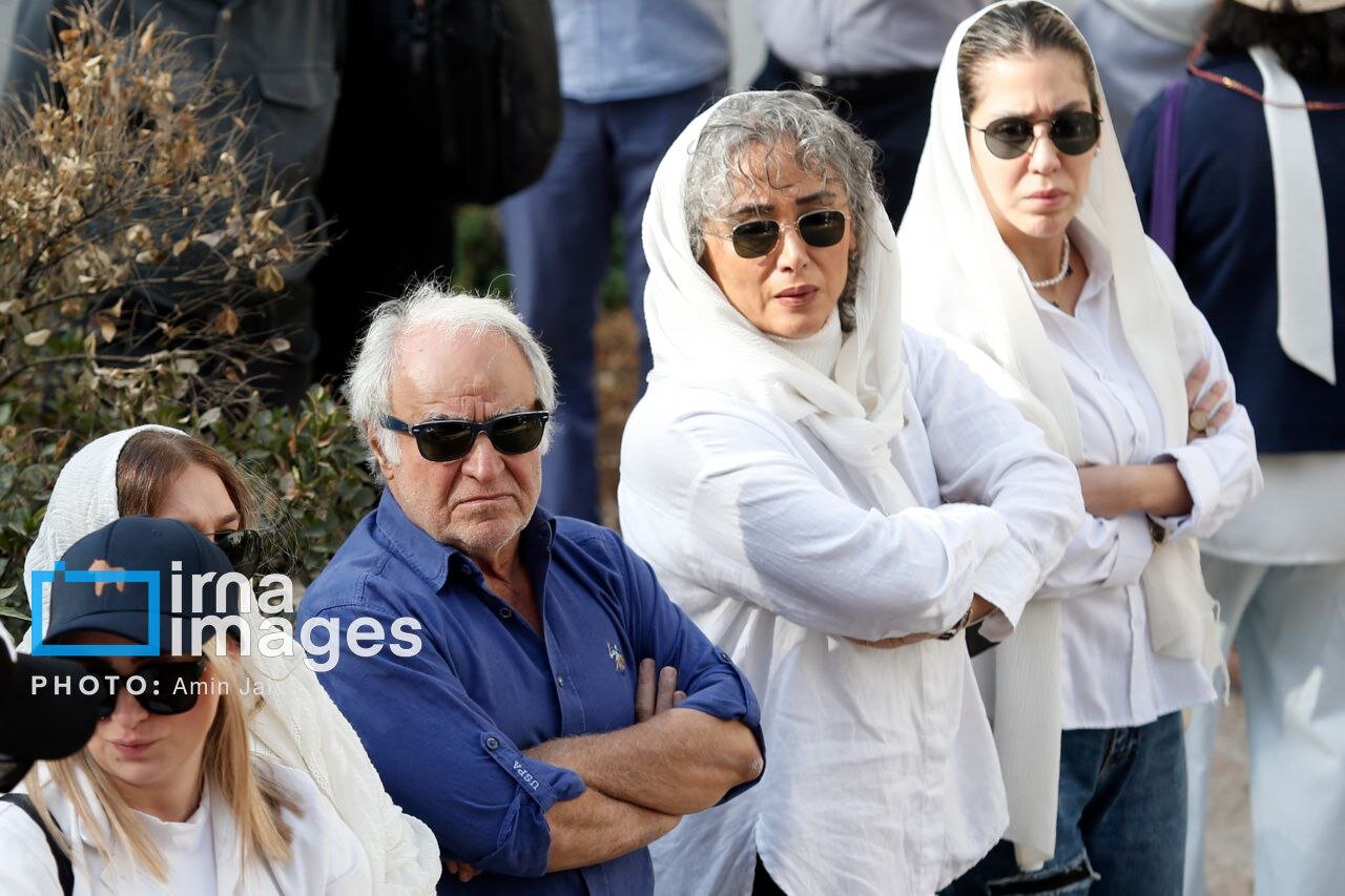 هنرمندانی که در تشییع پیکر ناصر تقوایی شرکت کردند هنرمندان در تشییع پیکر ناصر تقوایی؛ همه سفید پوش بودند + تصاویر