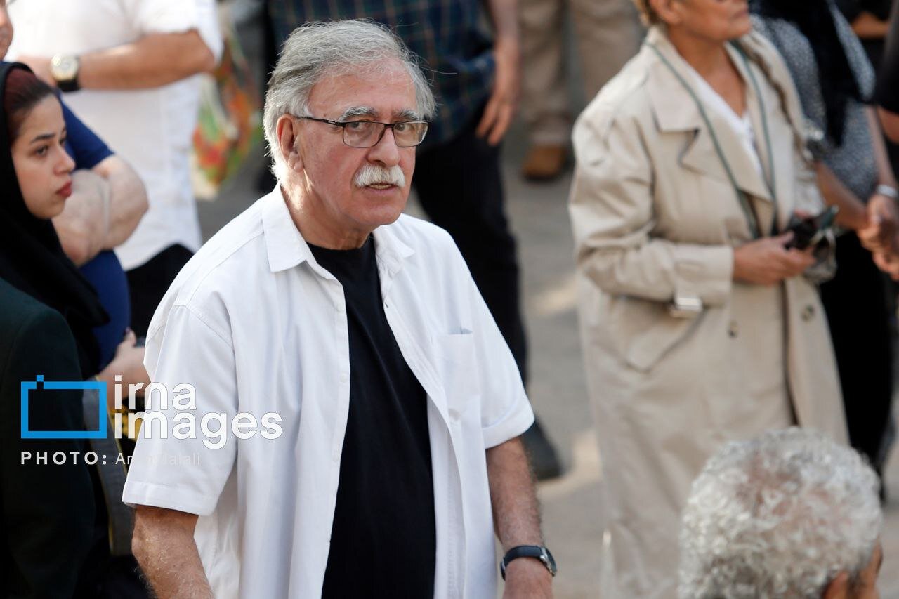 هنرمندانی که در تشییع پیکر ناصر تقوایی شرکت کردند هنرمندان در تشییع پیکر ناصر تقوایی؛ همه سفید پوش بودند + تصاویر