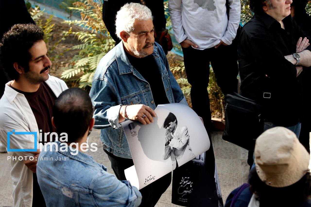 هنرمندانی که در تشییع پیکر ناصر تقوایی شرکت کردند هنرمندان در تشییع پیکر ناصر تقوایی؛ همه سفید پوش بودند + تصاویر