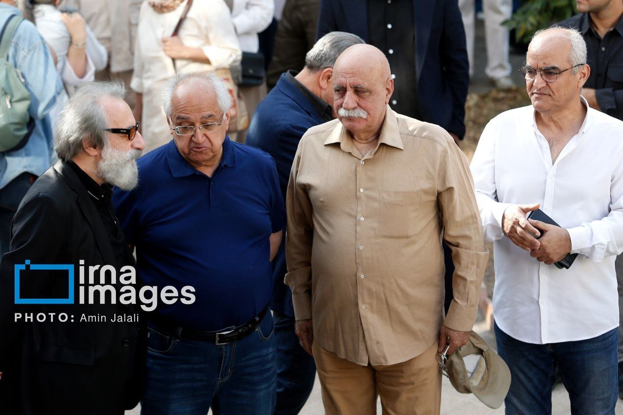 هنرمندانی که در تشییع پیکر ناصر تقوایی شرکت کردند هنرمندان در تشییع پیکر ناصر تقوایی؛ همه سفید پوش بودند + تصاویر