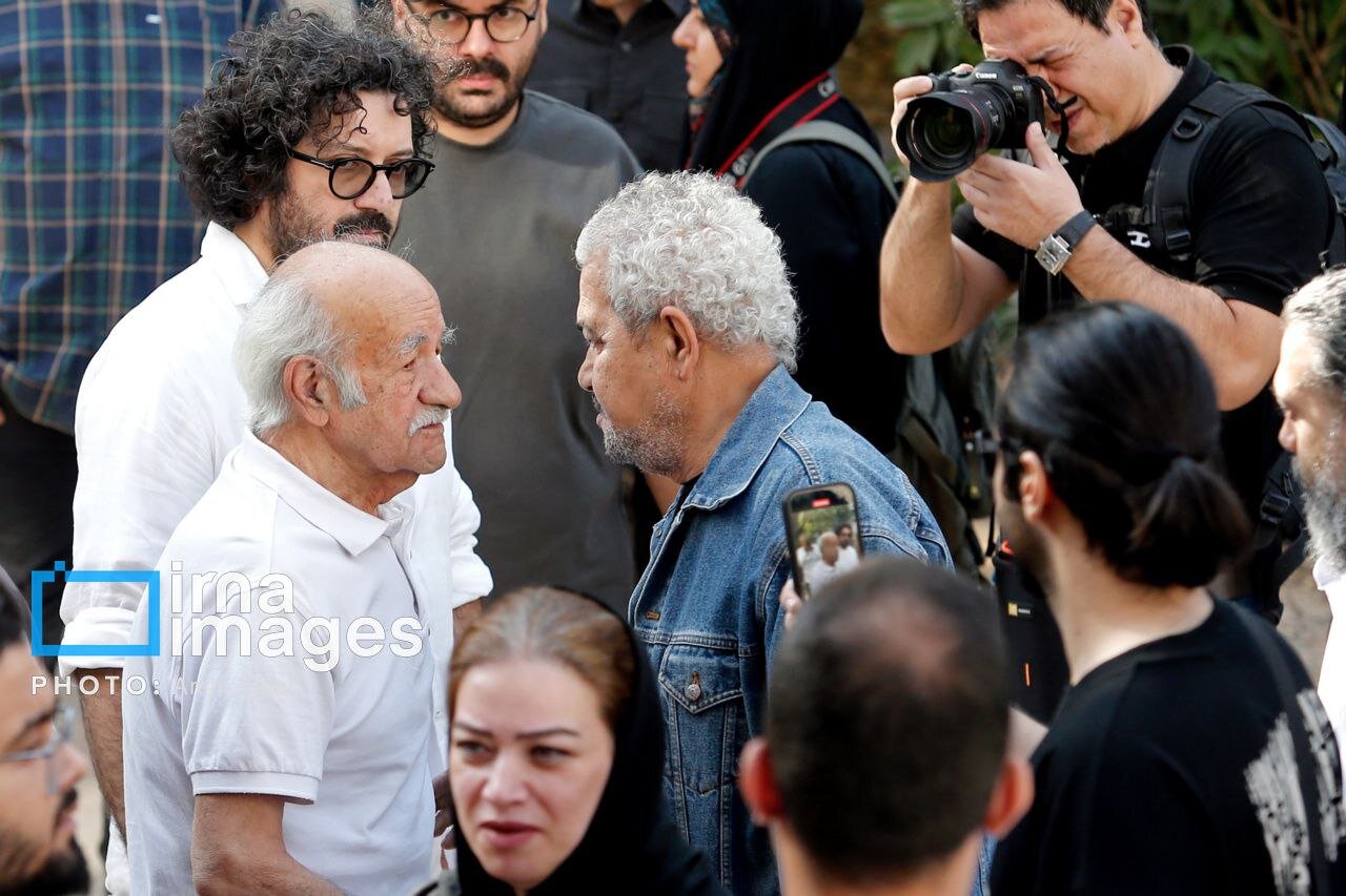 هنرمندانی که در تشییع پیکر ناصر تقوایی شرکت کردند هنرمندان در تشییع پیکر ناصر تقوایی؛ همه سفید پوش بودند + تصاویر