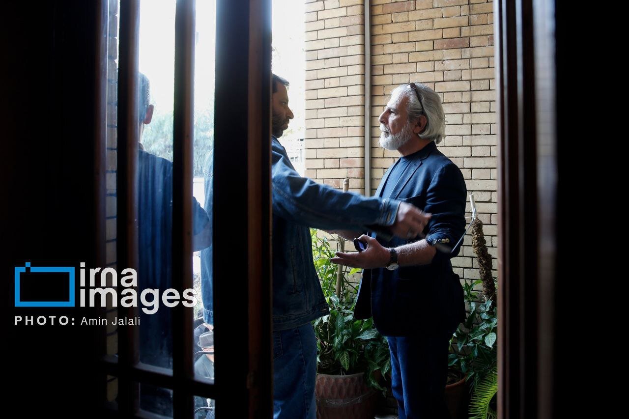 هنرمندانی که در تشییع پیکر ناصر تقوایی شرکت کردند هنرمندان در تشییع پیکر ناصر تقوایی؛ همه سفید پوش بودند + تصاویر