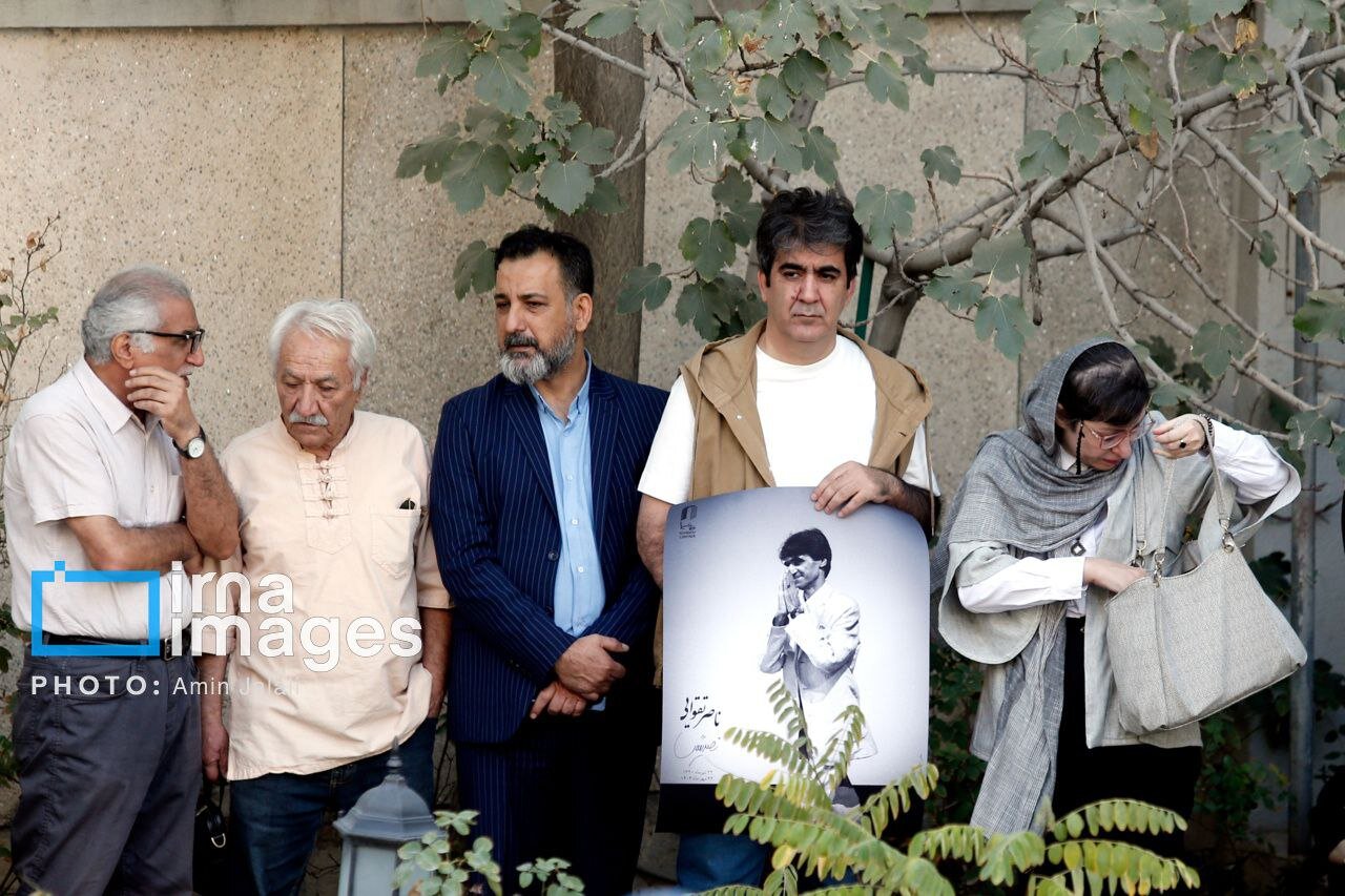 هنرمندانی که در تشییع پیکر ناصر تقوایی شرکت کردند هنرمندان در تشییع پیکر ناصر تقوایی؛ همه سفید پوش بودند + تصاویر