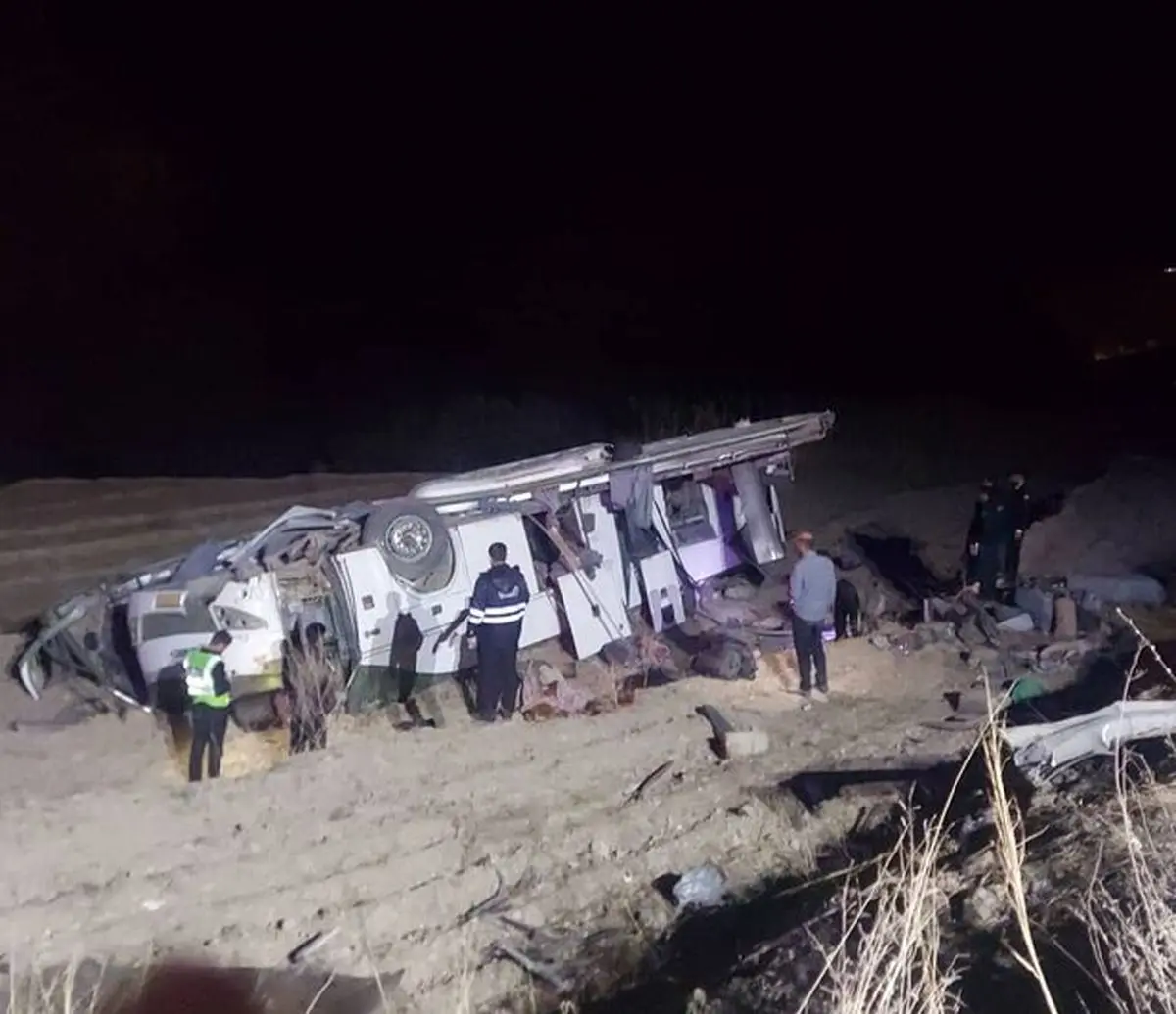 واژگونی یک دستگاه اتوبوس در محور «یاسوج به اصفهان» با ۱۳ مصدوم