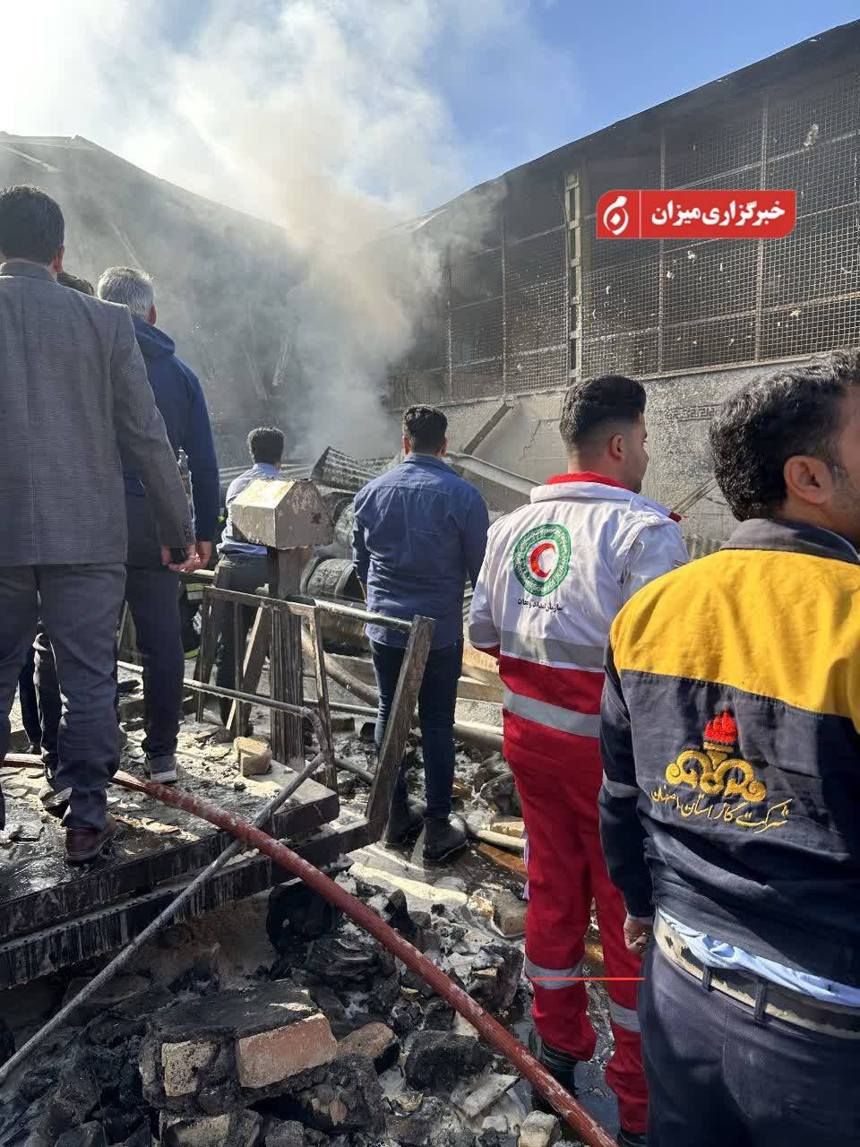 تصاویر| سقوط بالگرد ارتش در غرفه میوه و تره‌بار درچه