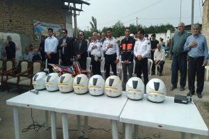 توزیع ۵۰ کلاه ایمنی رایگان میان موتورسواران روستاهای شهرستان جویبار در مازندران